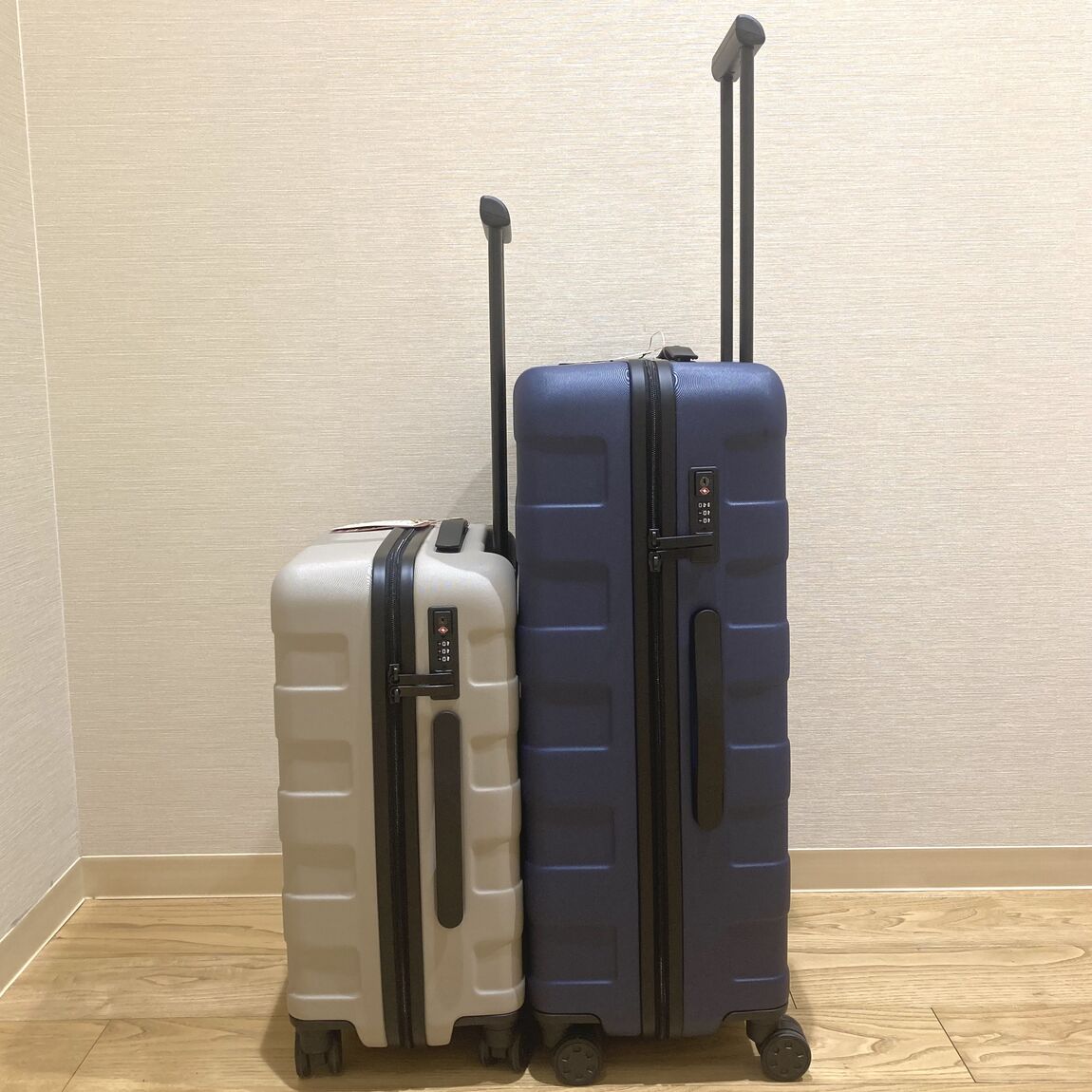 【燕】キャリーケースサイズ比較横　左36L 右75L