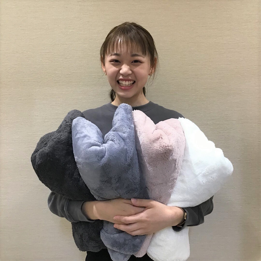 ブランケットを持ったスタッフの画像