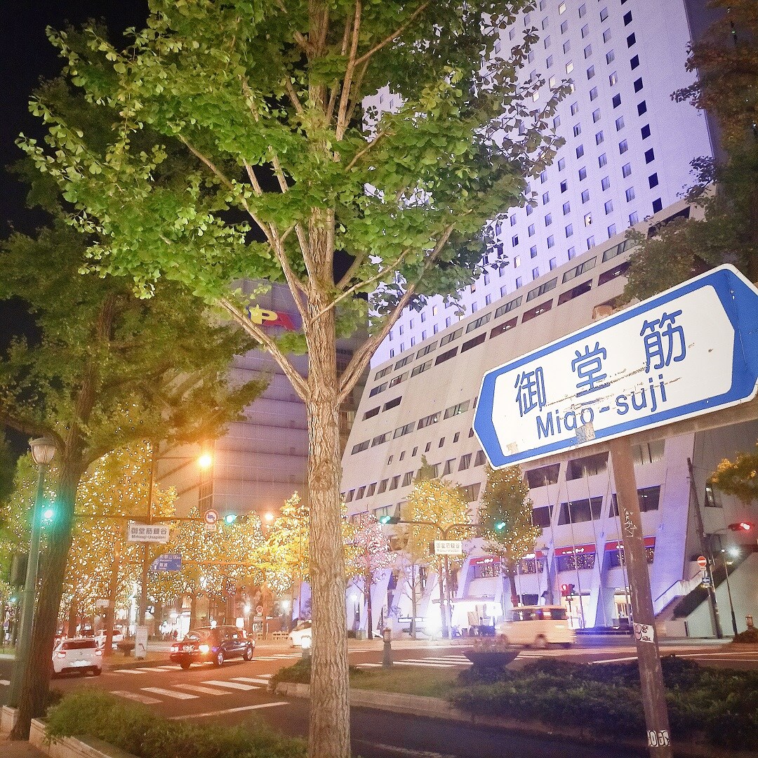 お店の前の御堂筋