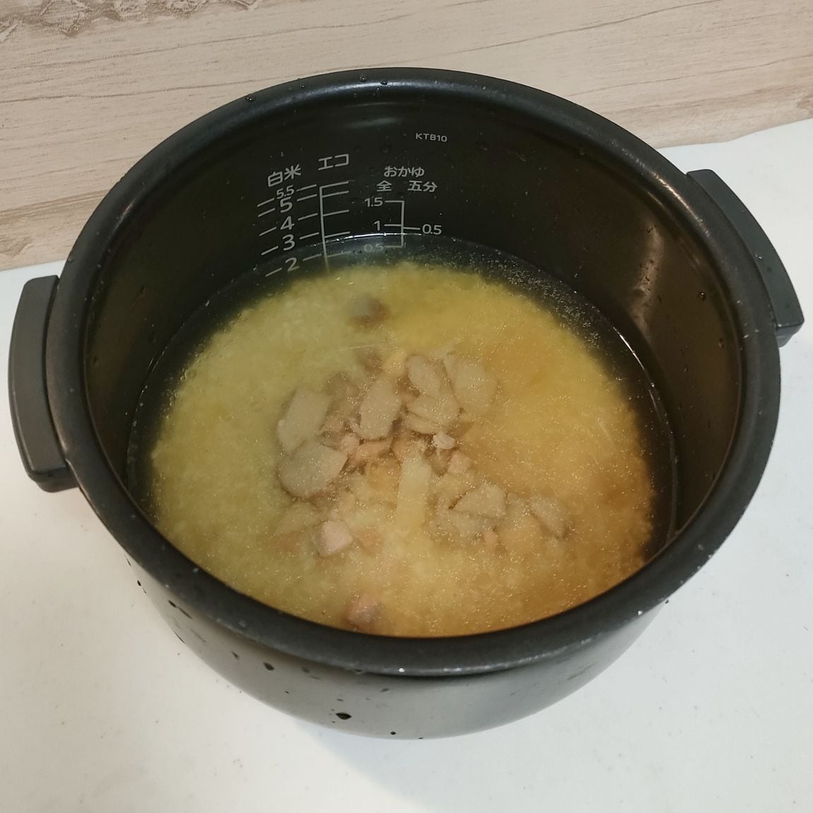 炊飯器に商品をいれた写真です