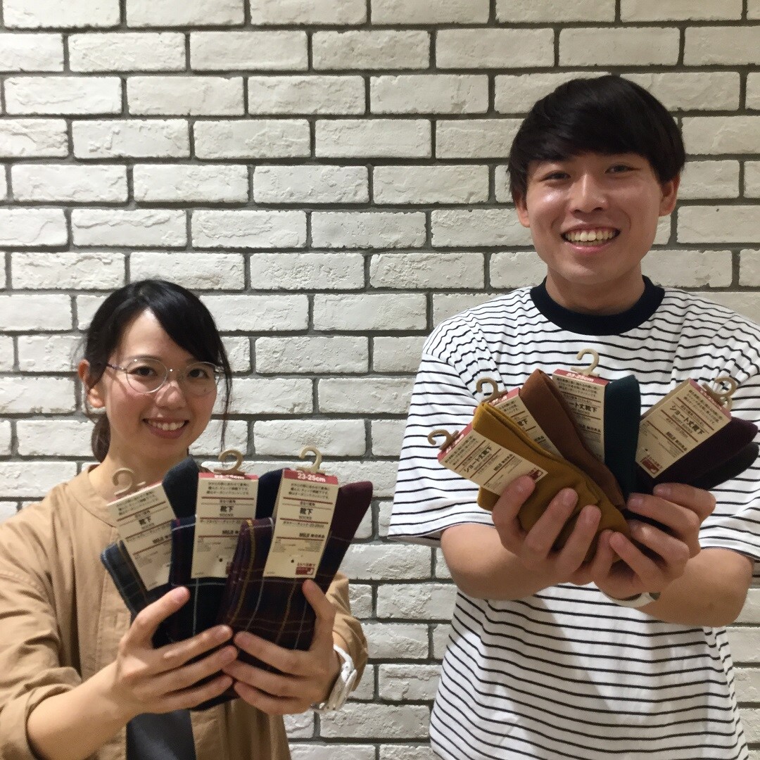 【テラスモール松戸】秋色靴下を持っている写真