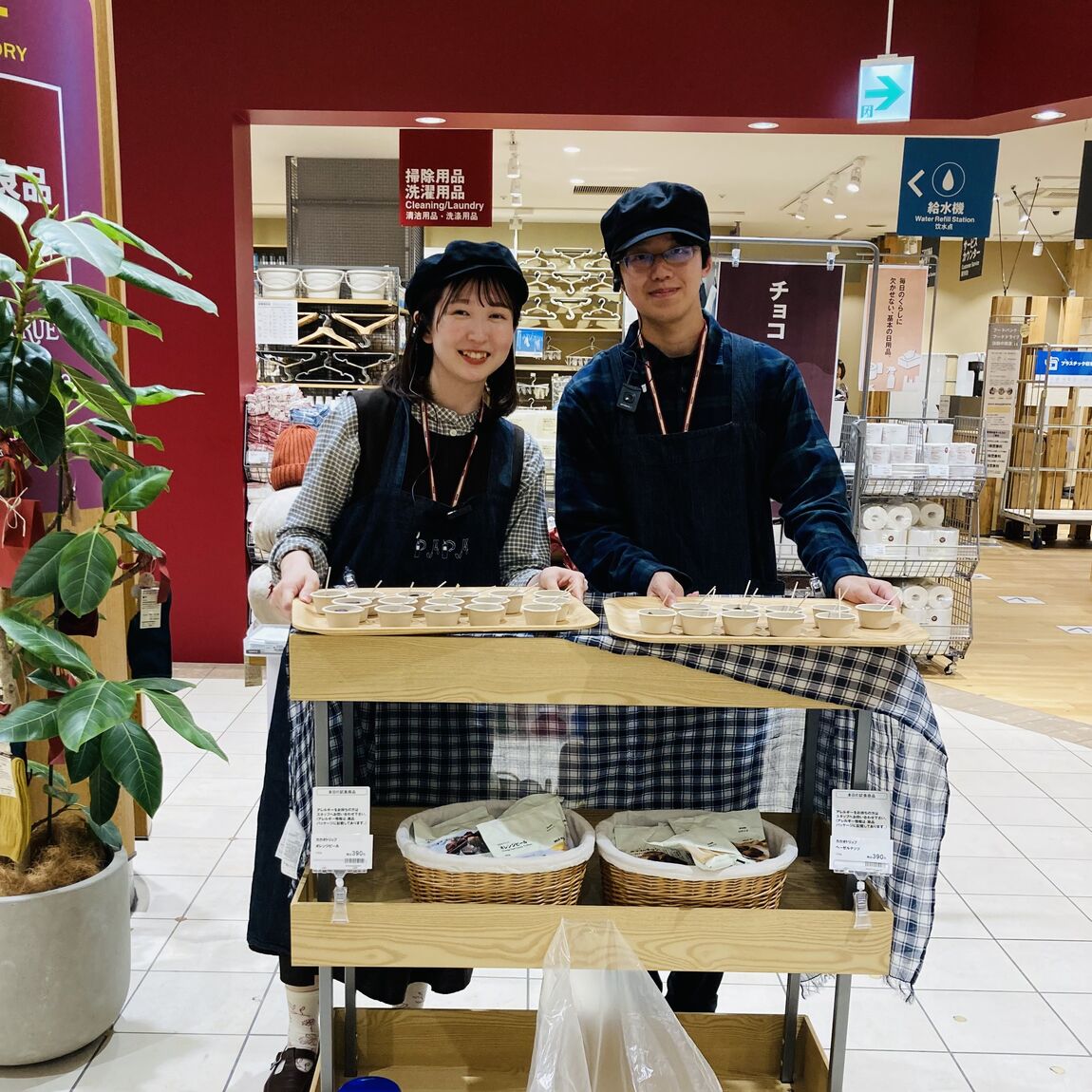 2名のスタッフが試食品を提供している様子の画像です。