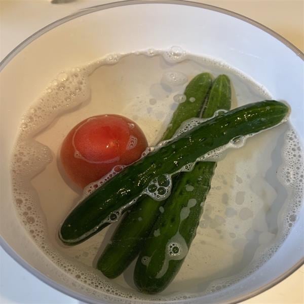 野菜を洗っている
