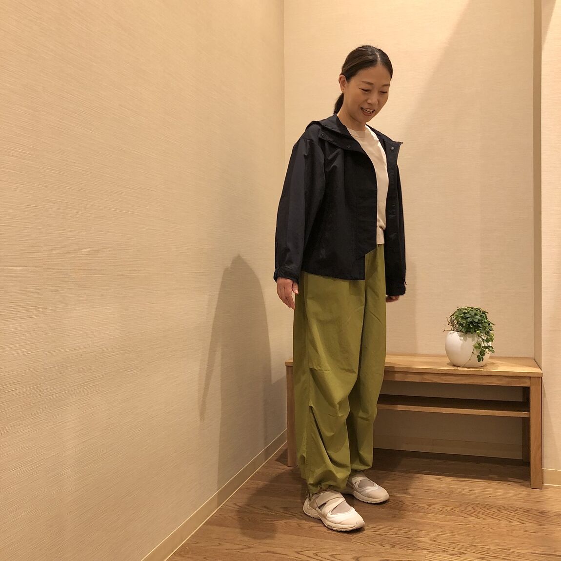 緑のパンツを着た女性