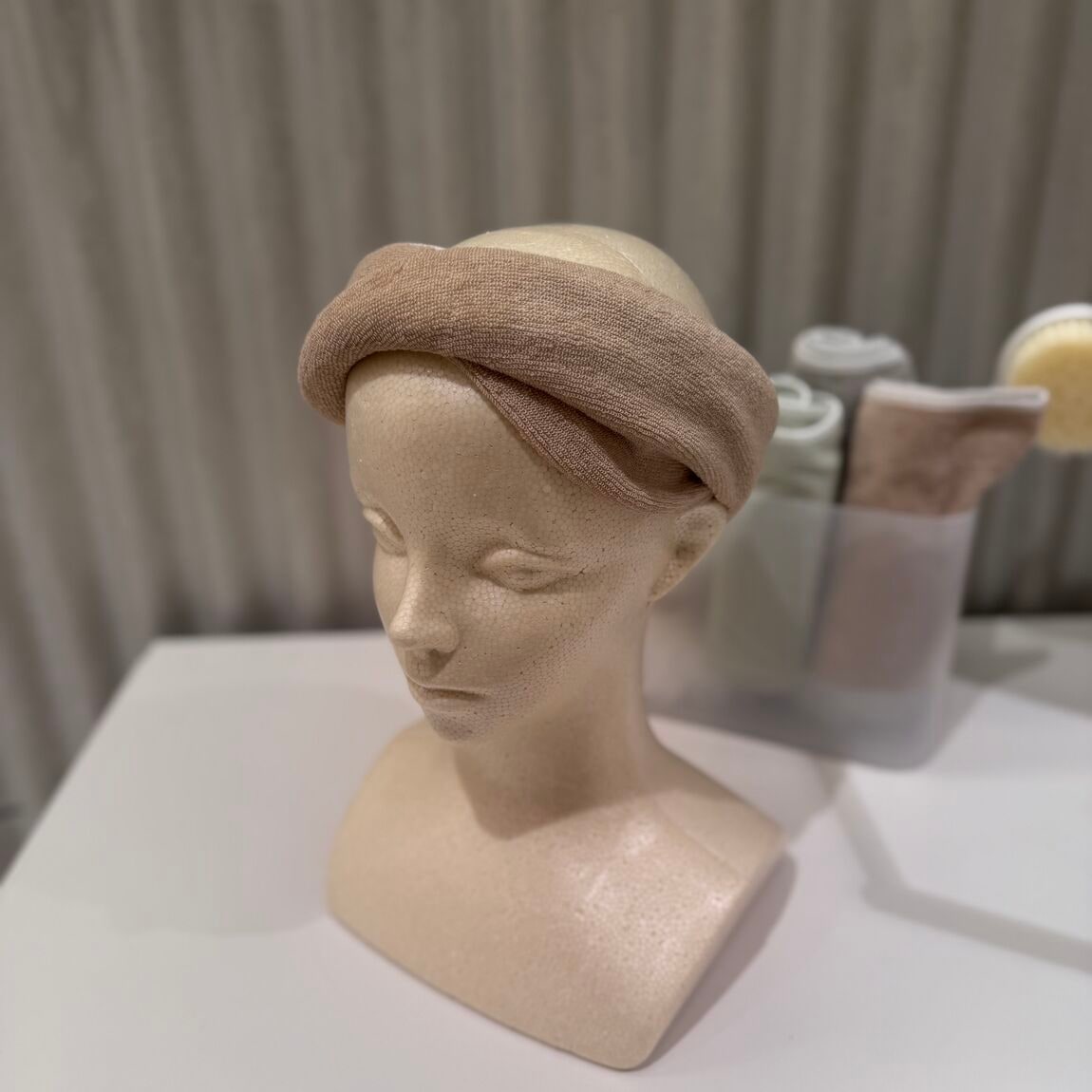 ねじってヘアバンドとして使用