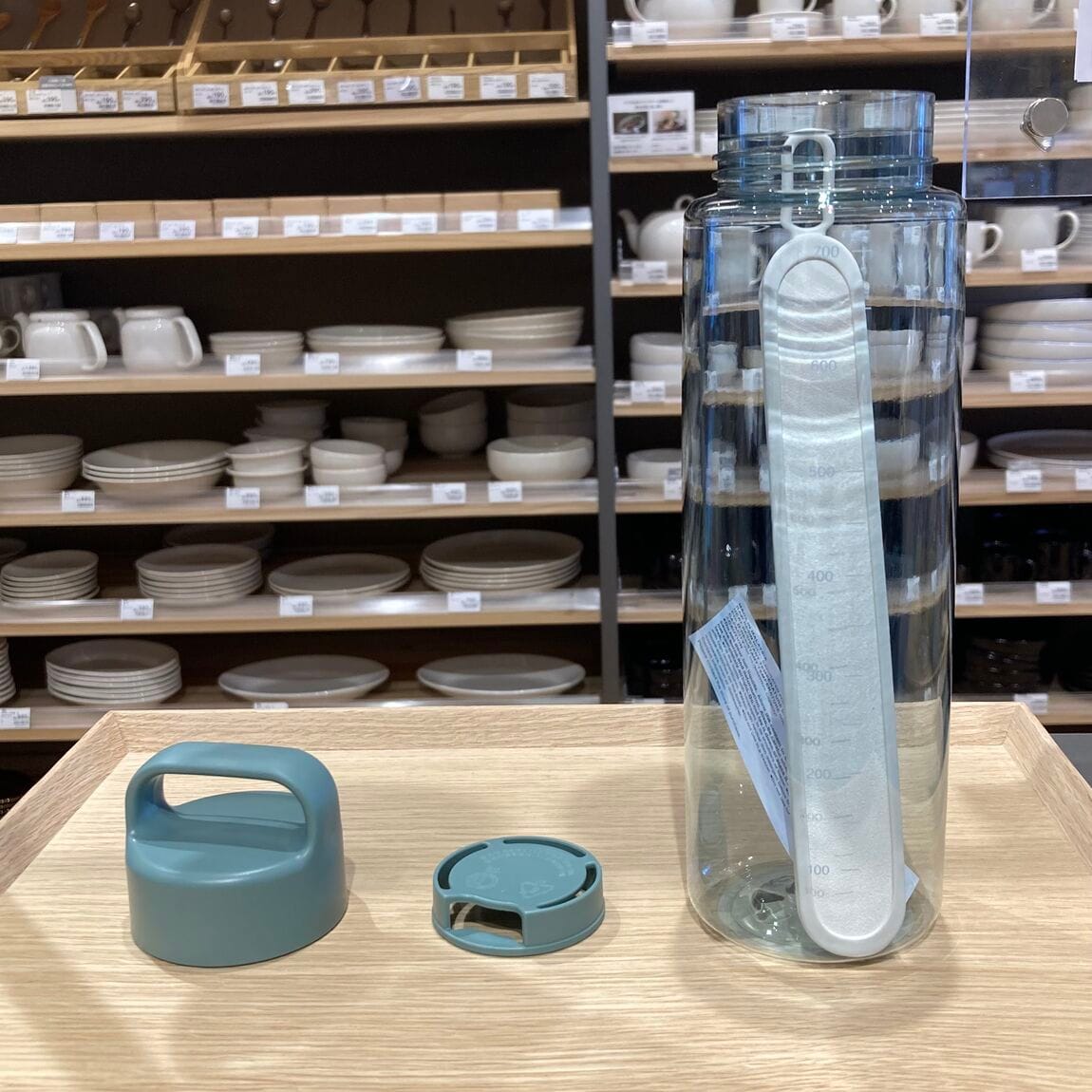 【知多】新商品のご紹介 | 持ち運びやすい目盛り付き ドリンクボトル スモーキーグリーン