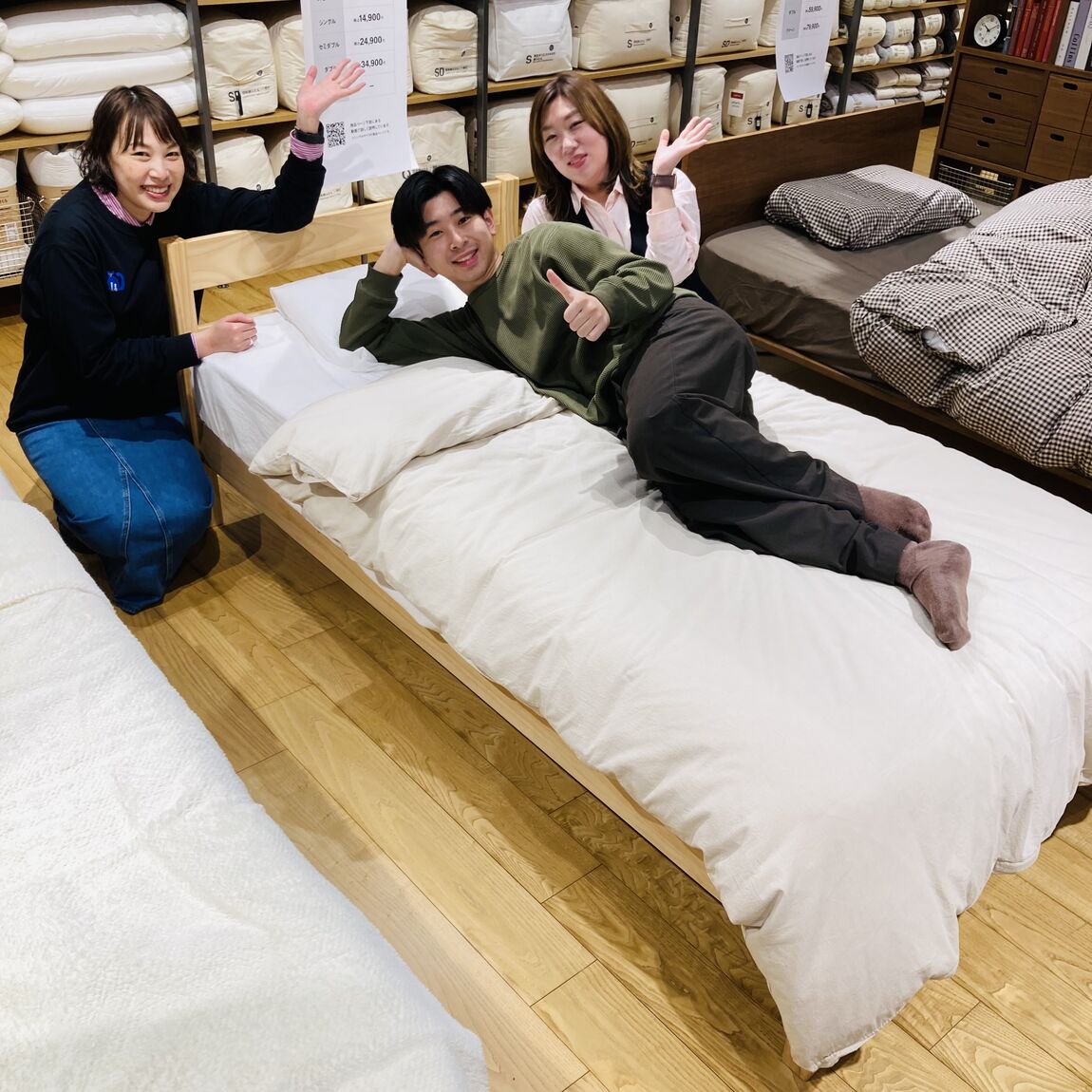 スタッフが笑ってる写真