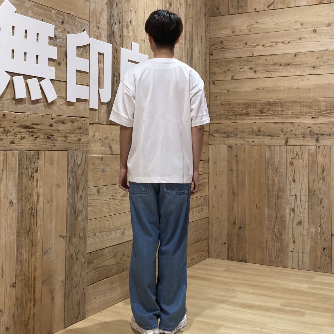 半袖全身背面