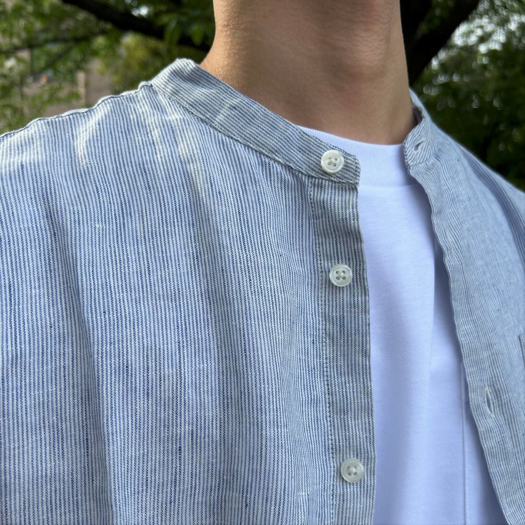 袖を折った着こなしの写真