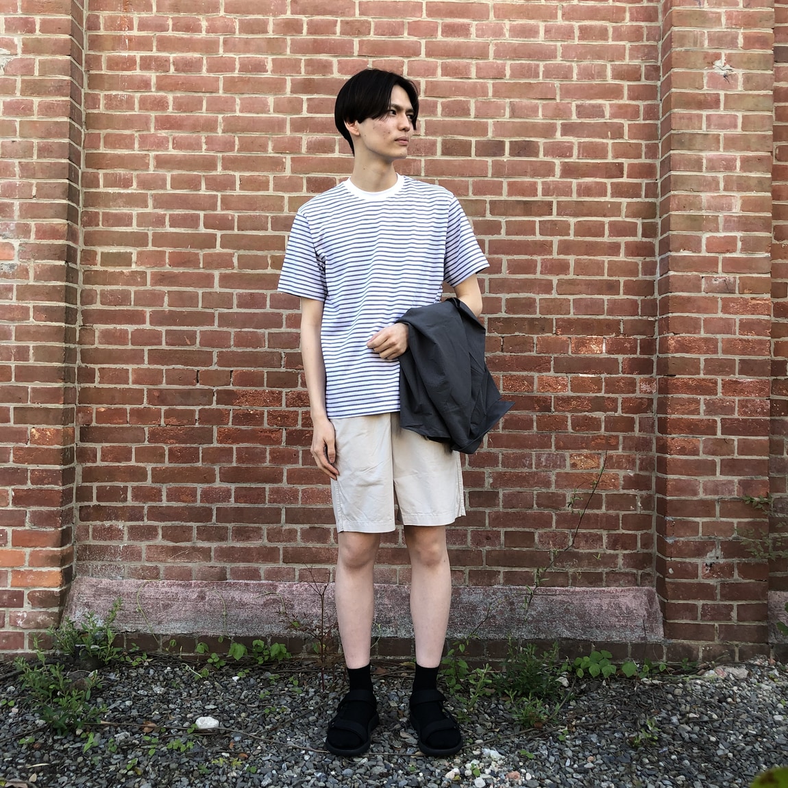シャツを脱いでTシャツのみ
