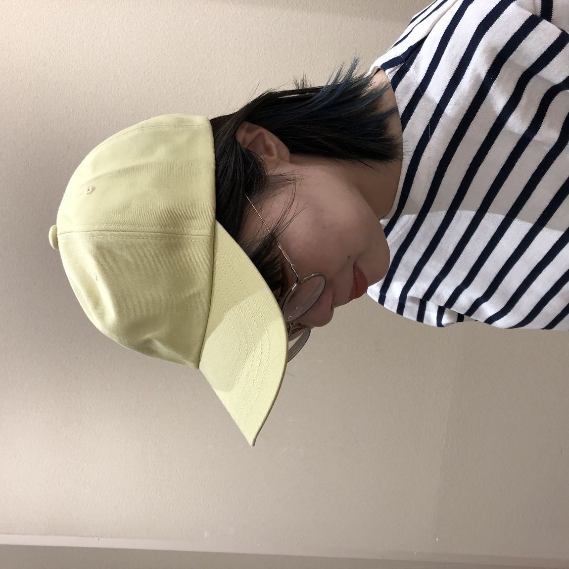 黄色いキャップをかぶっている女性の写真