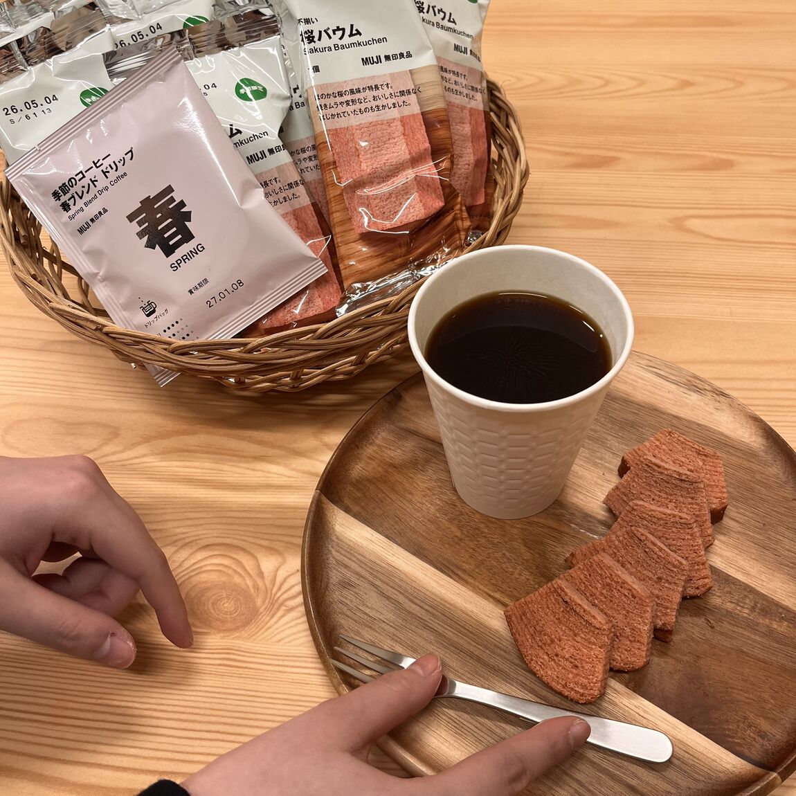 桜のお菓子とコーヒー2