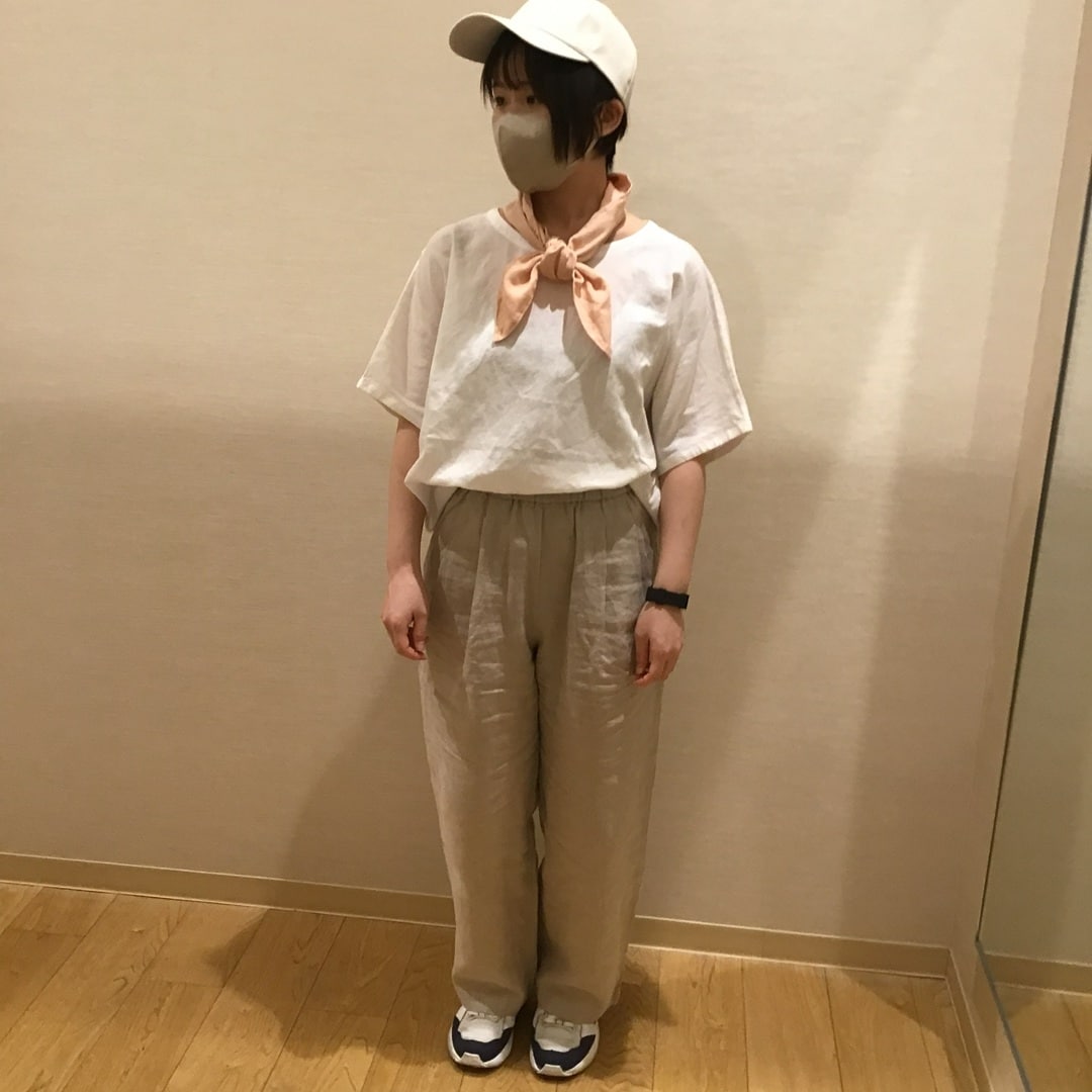 正面の写真。ブラウスをインしている。