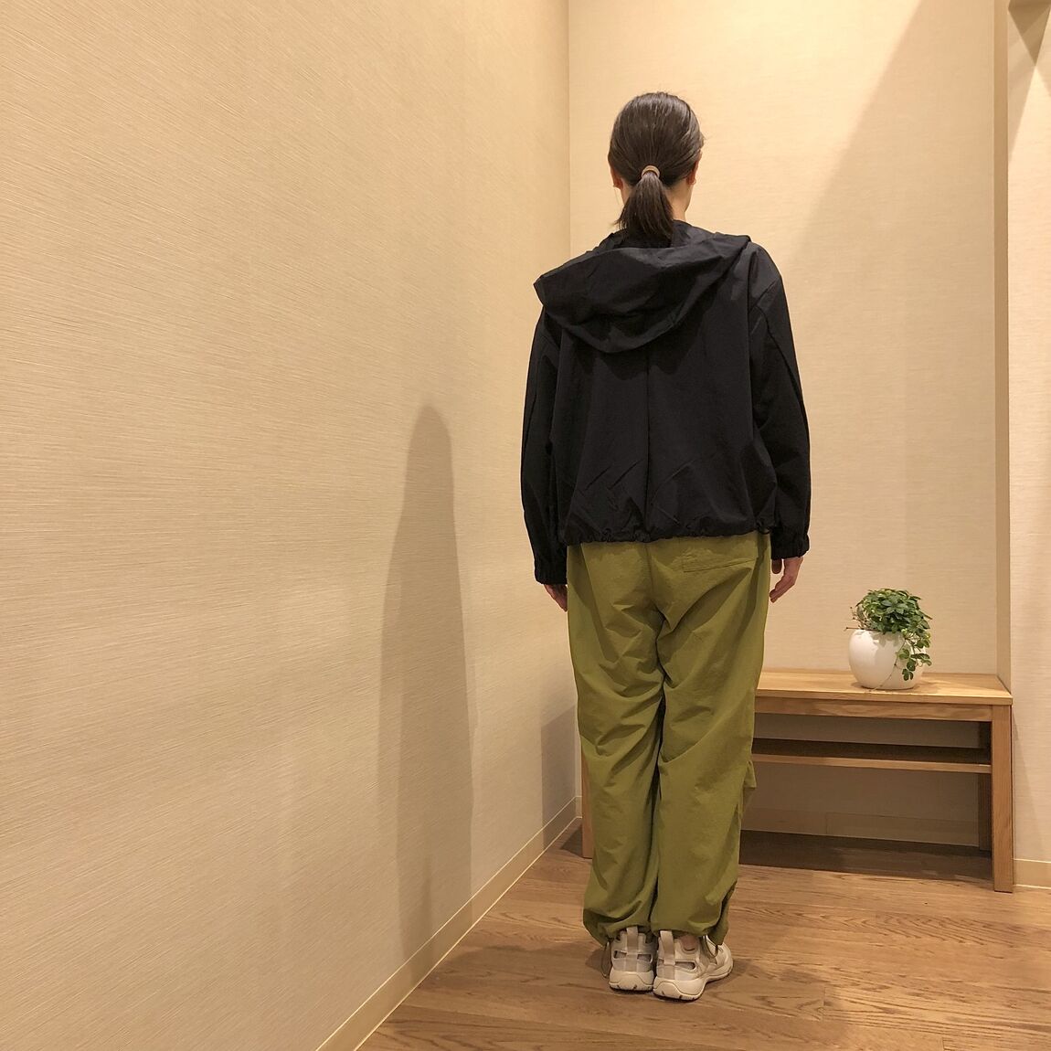 緑のパンツを着た女性