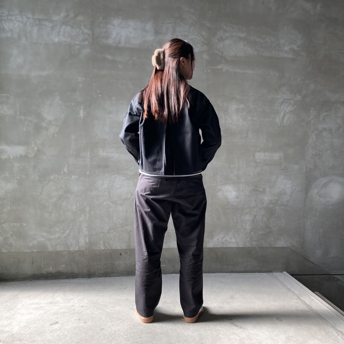 パンツをはいた女性の後ろ姿の写真