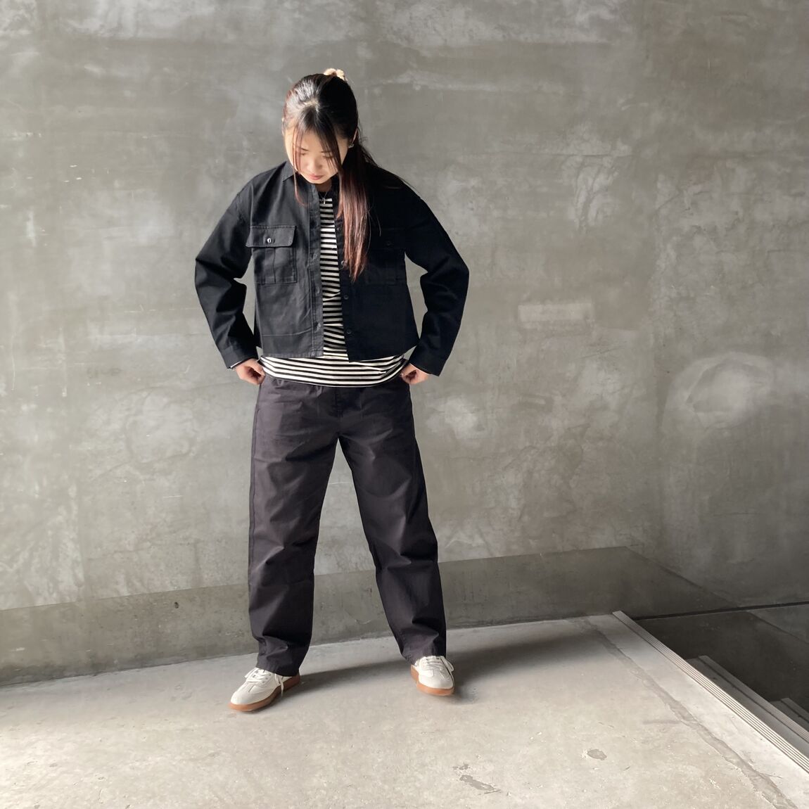 パンツをはいた女性の写真