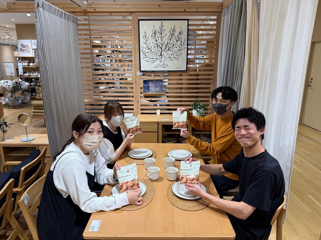 四人で食卓をかこっている