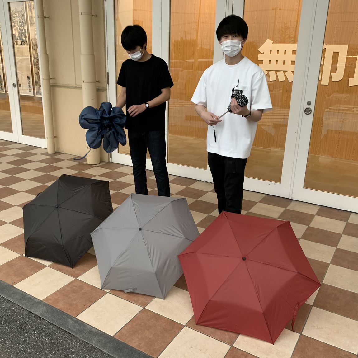 日傘たたむ