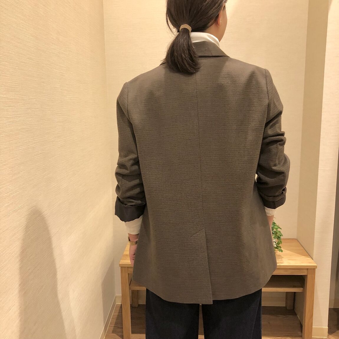 ジャケットとパンツを着た女性