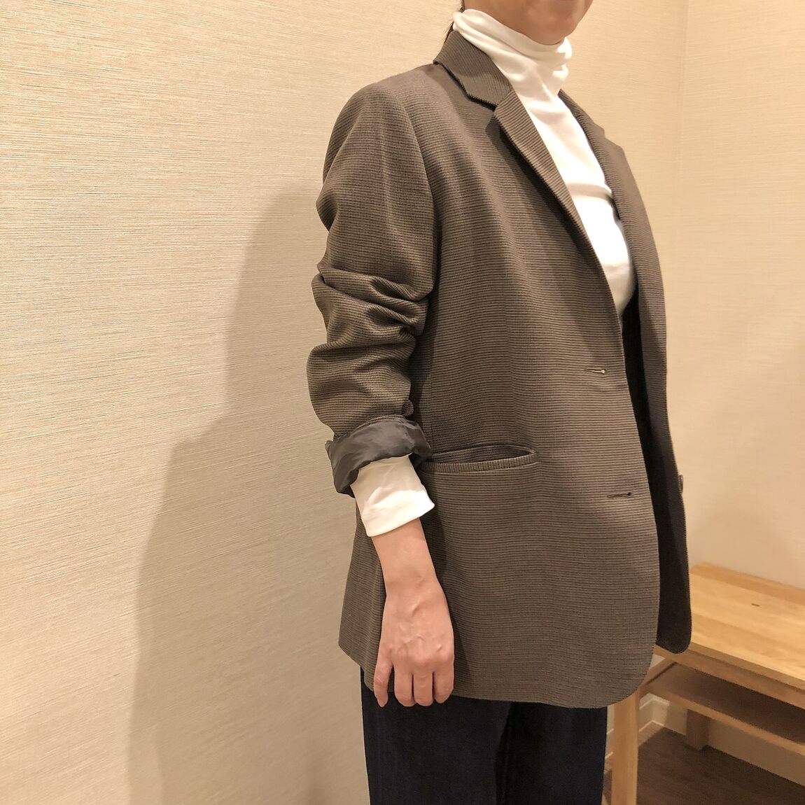 ジャケットとパンツを着た女性