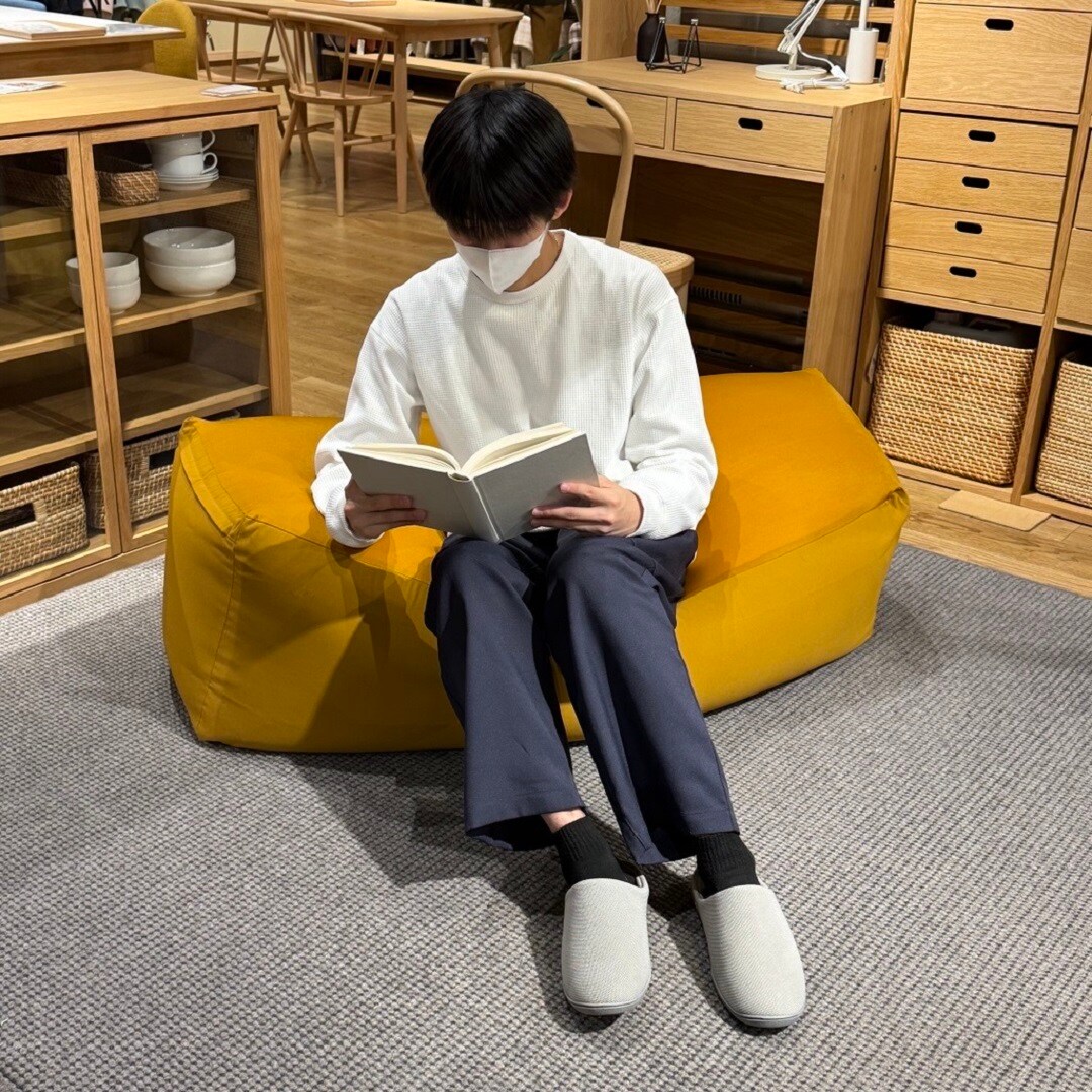 【マルエイガレリア】体にフィットするソファお手頃価格でお買い求め頂けます。