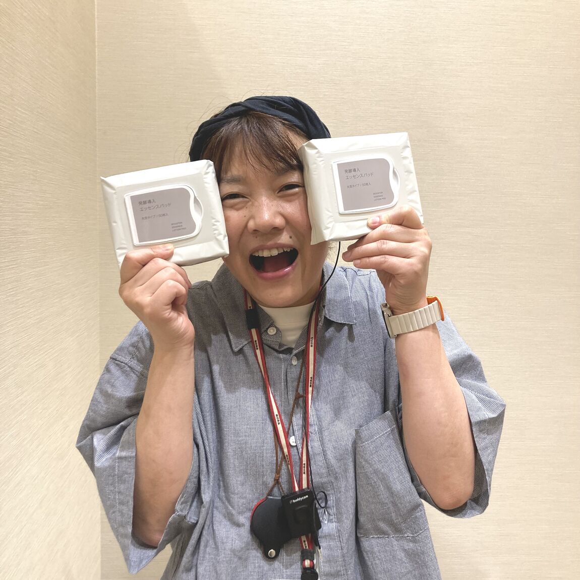 エッセンスパッドを持ってるスタッフの写真