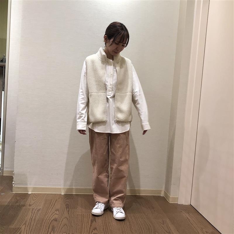 白いボアフリースベストを着用した女性