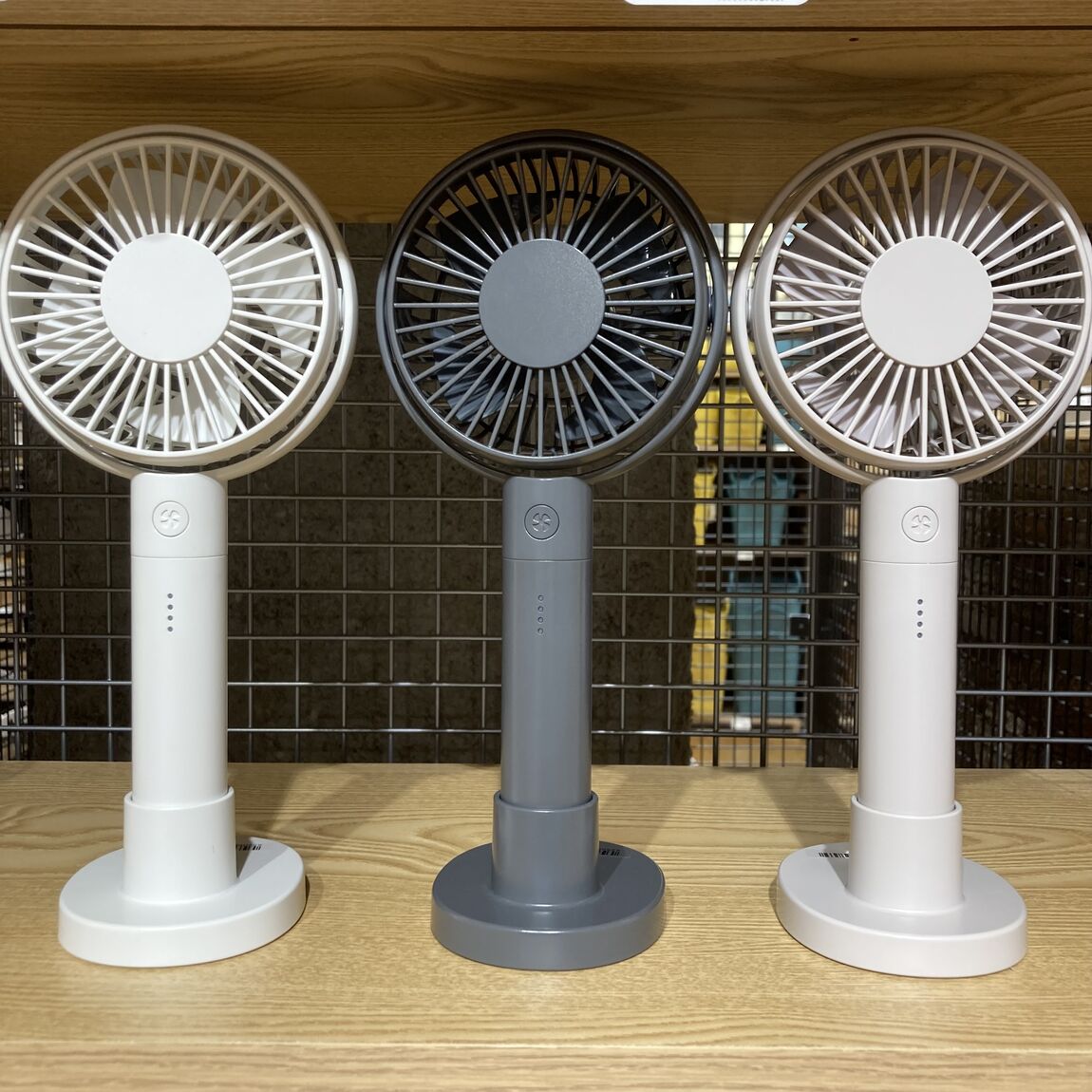 角度が変えられる充電式ハンディファン