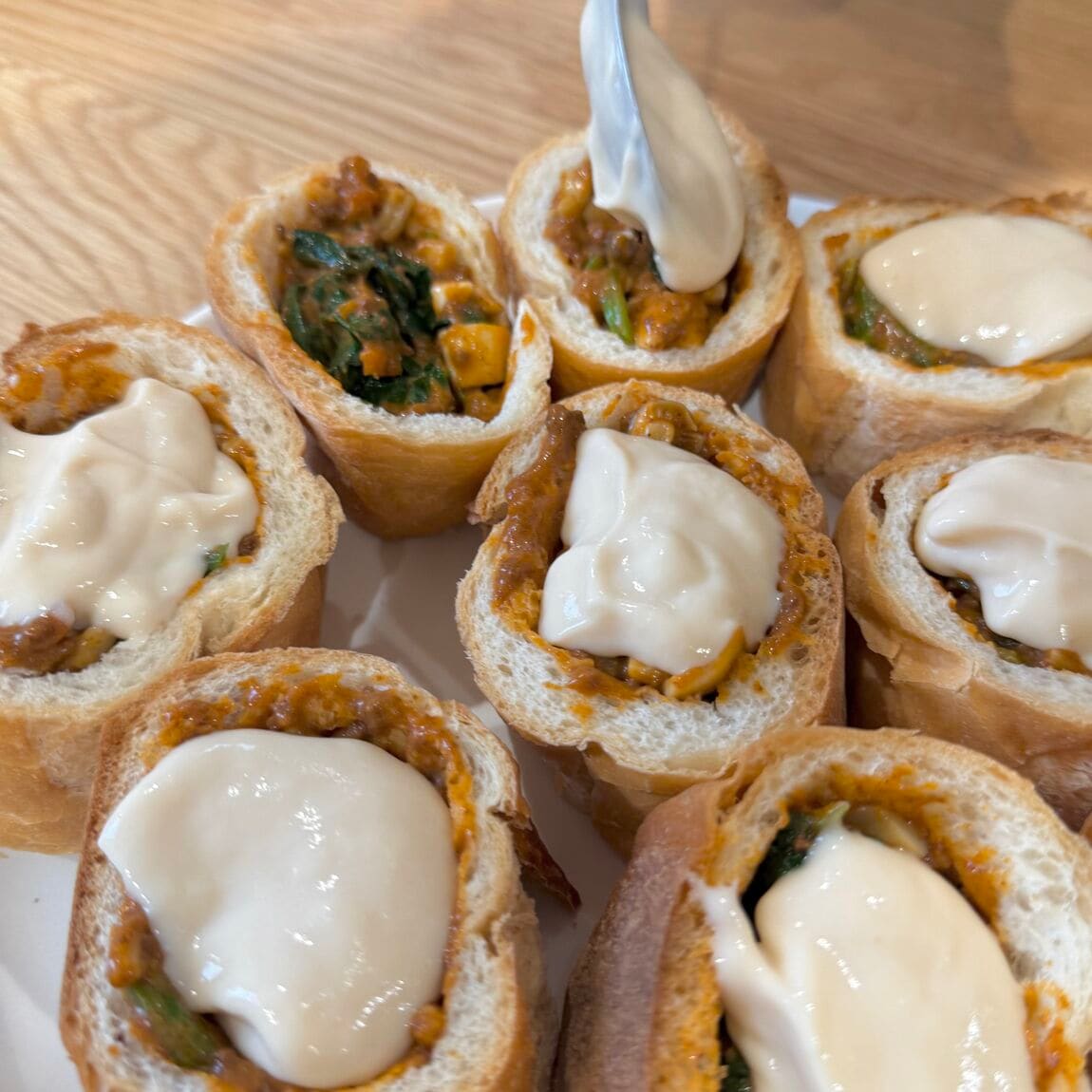 ホワイトソースを盛ります