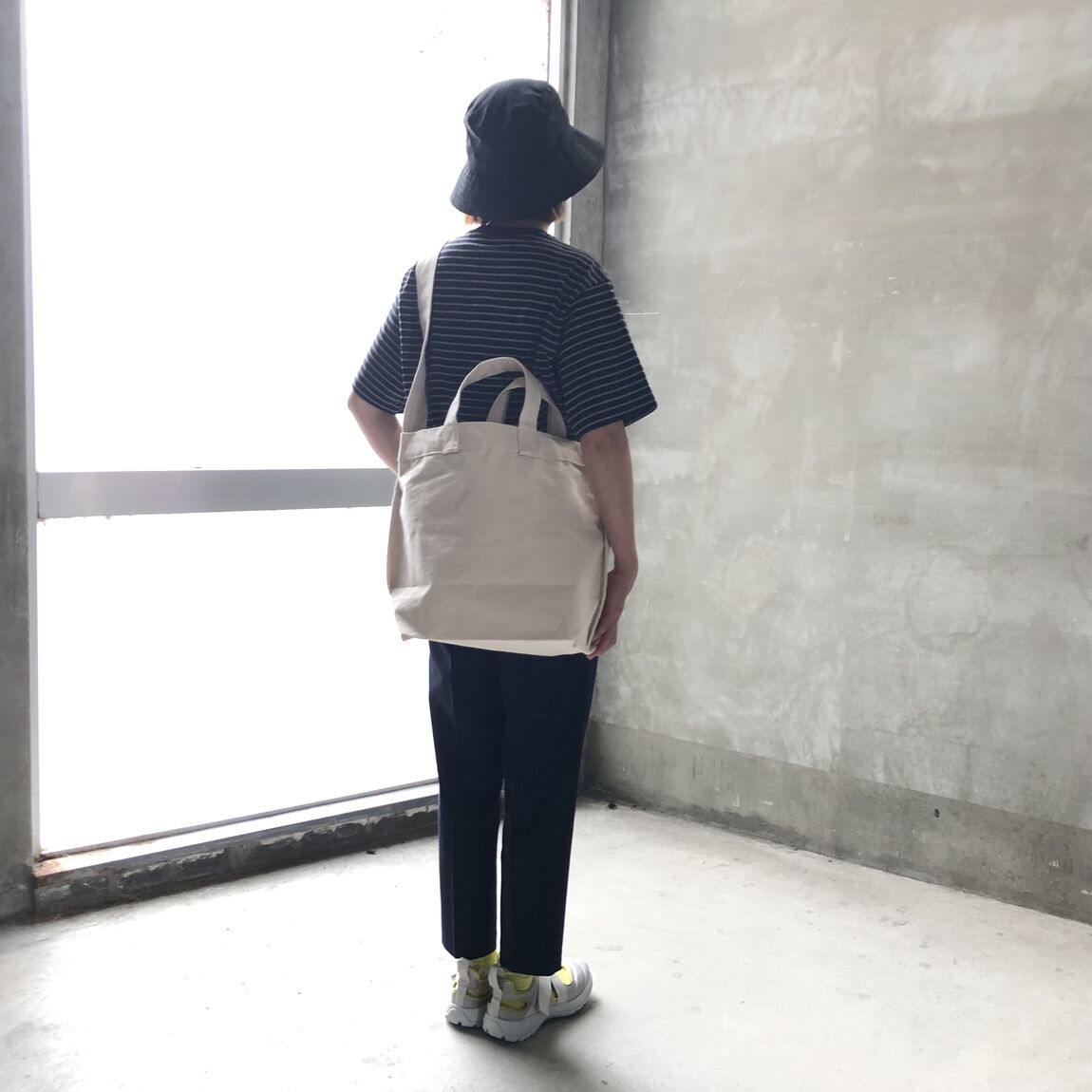 ハットをかぶったＴシャツを着用した女性スタッフの写真