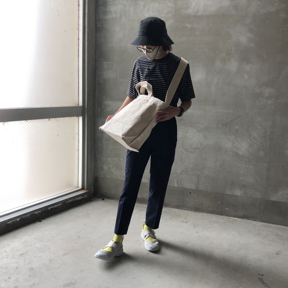 ハットをかぶったＴシャツを着用した女性スタッフの写真