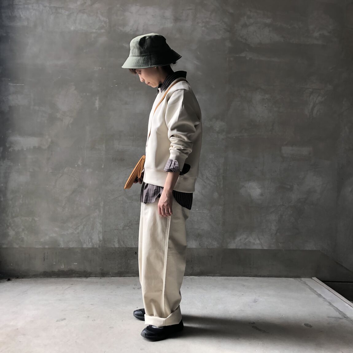スウェットシャツを着用した女性の写真（横）