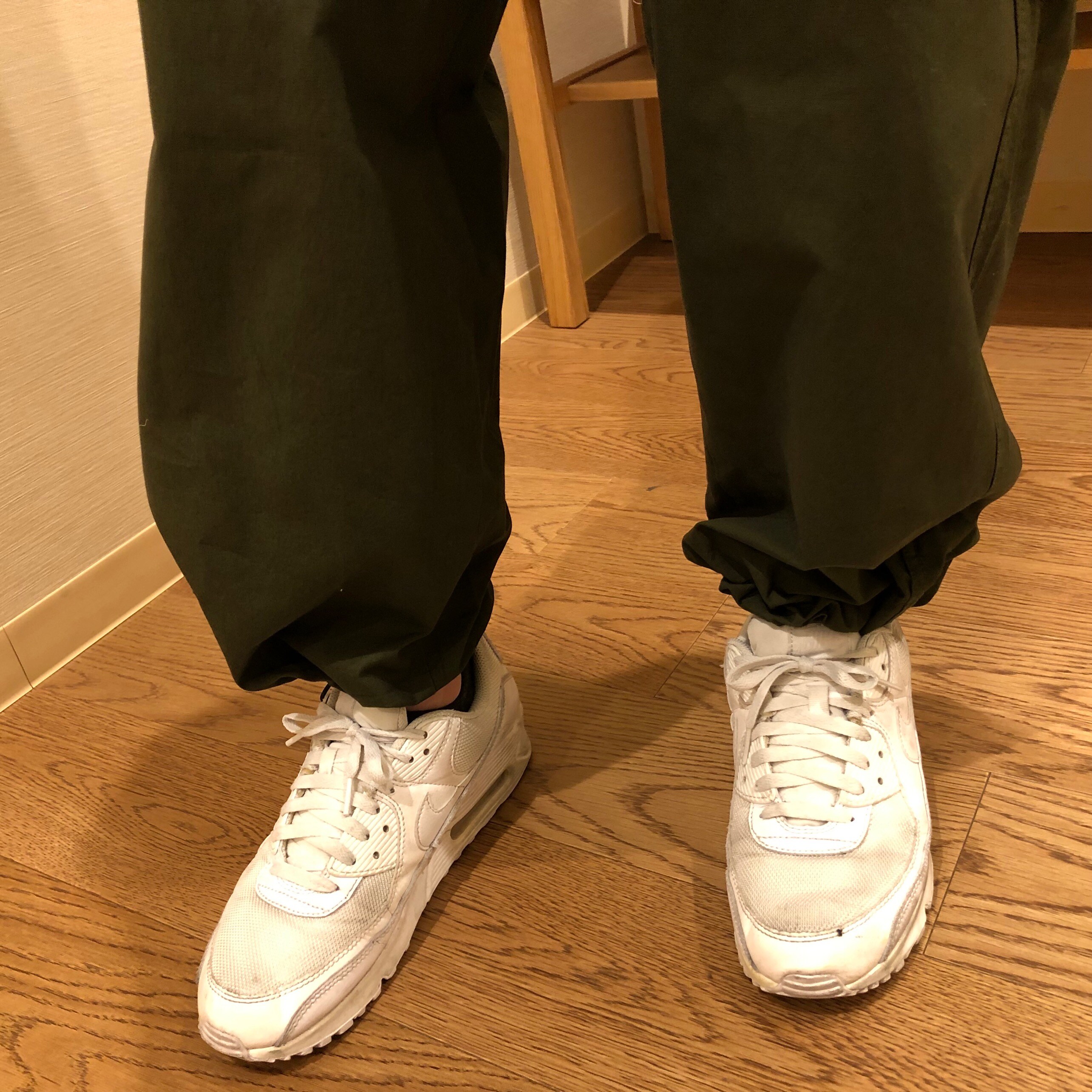 裾を絞って履いています