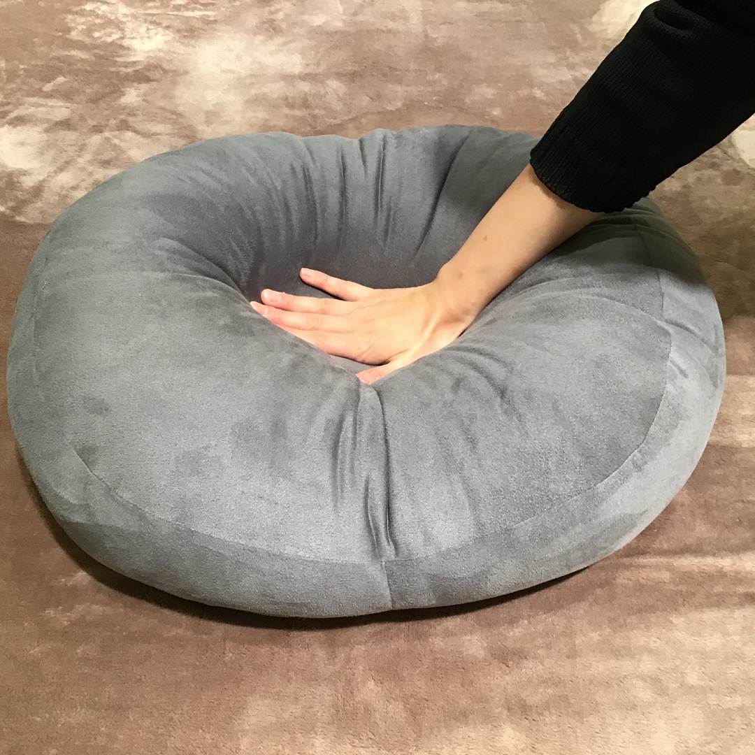 クッションを押してる画像