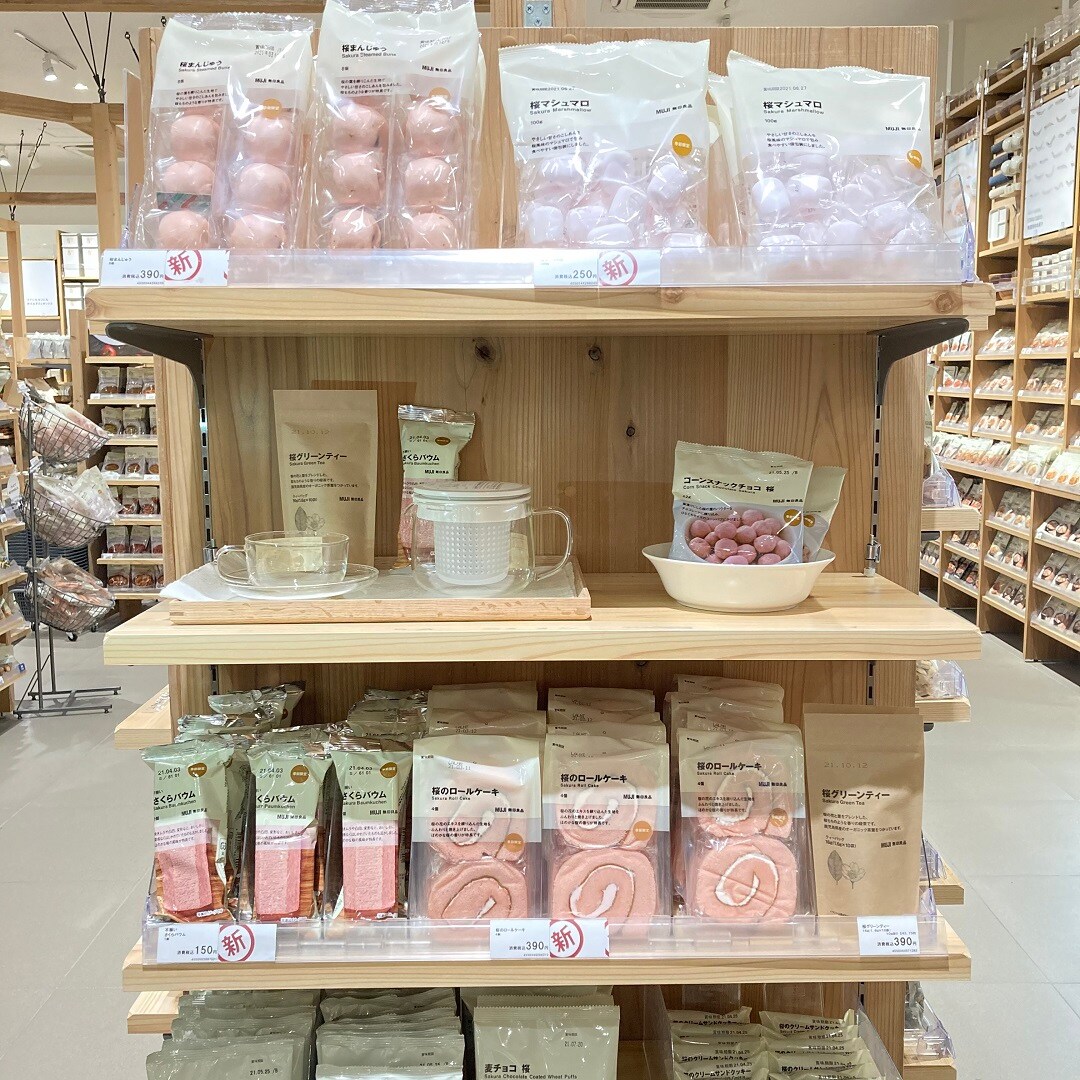 桜のお菓子の売り場の写真