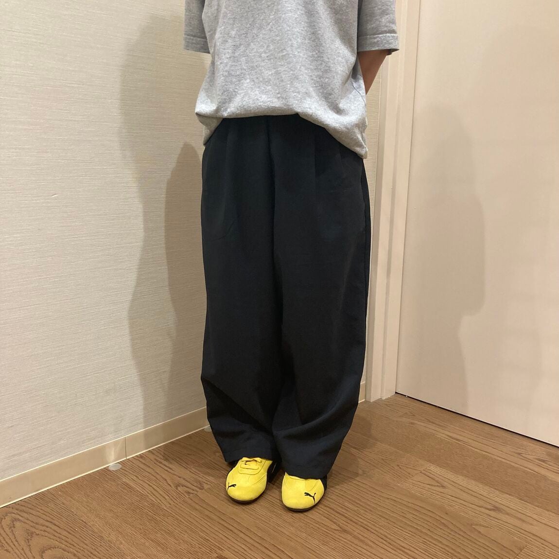 黒のパンツ