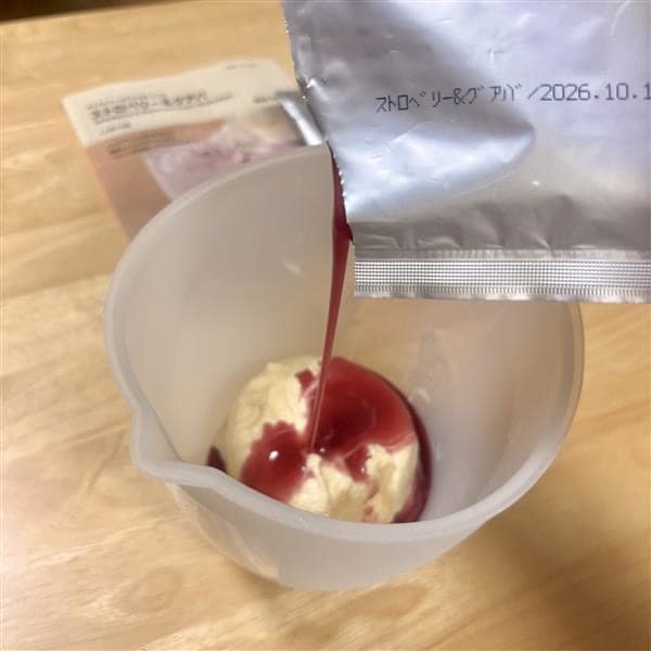 シロップを入れる様子