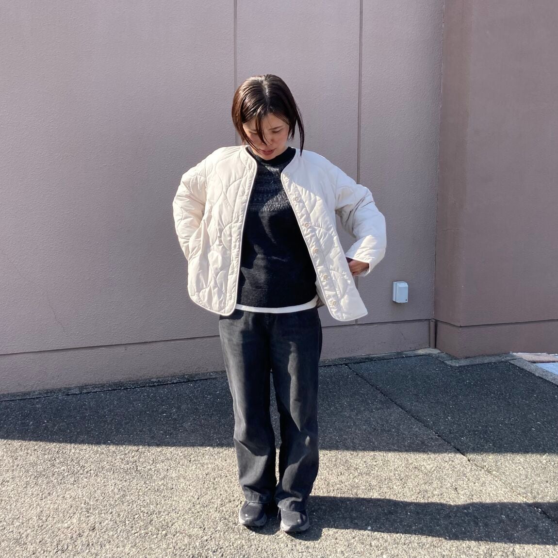 ジャガード編みセーターを着るスタッフ