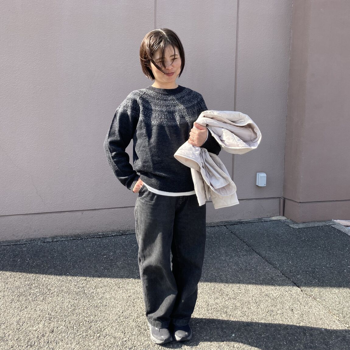 ジャガード編みセーターを着るスタッフ