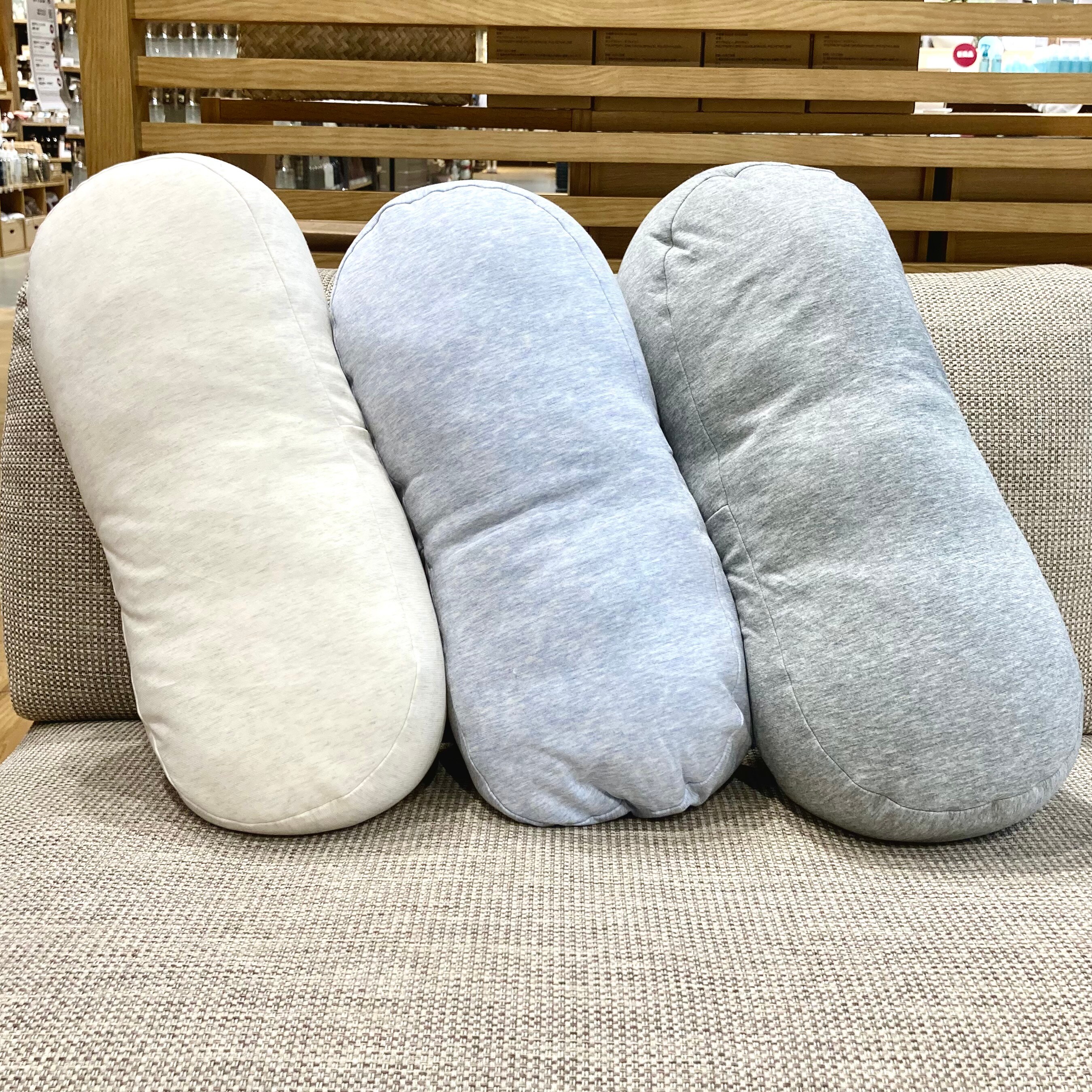 【燕】『ひんやり綿やわらかマルチミニクッション』全３色が並んでいる