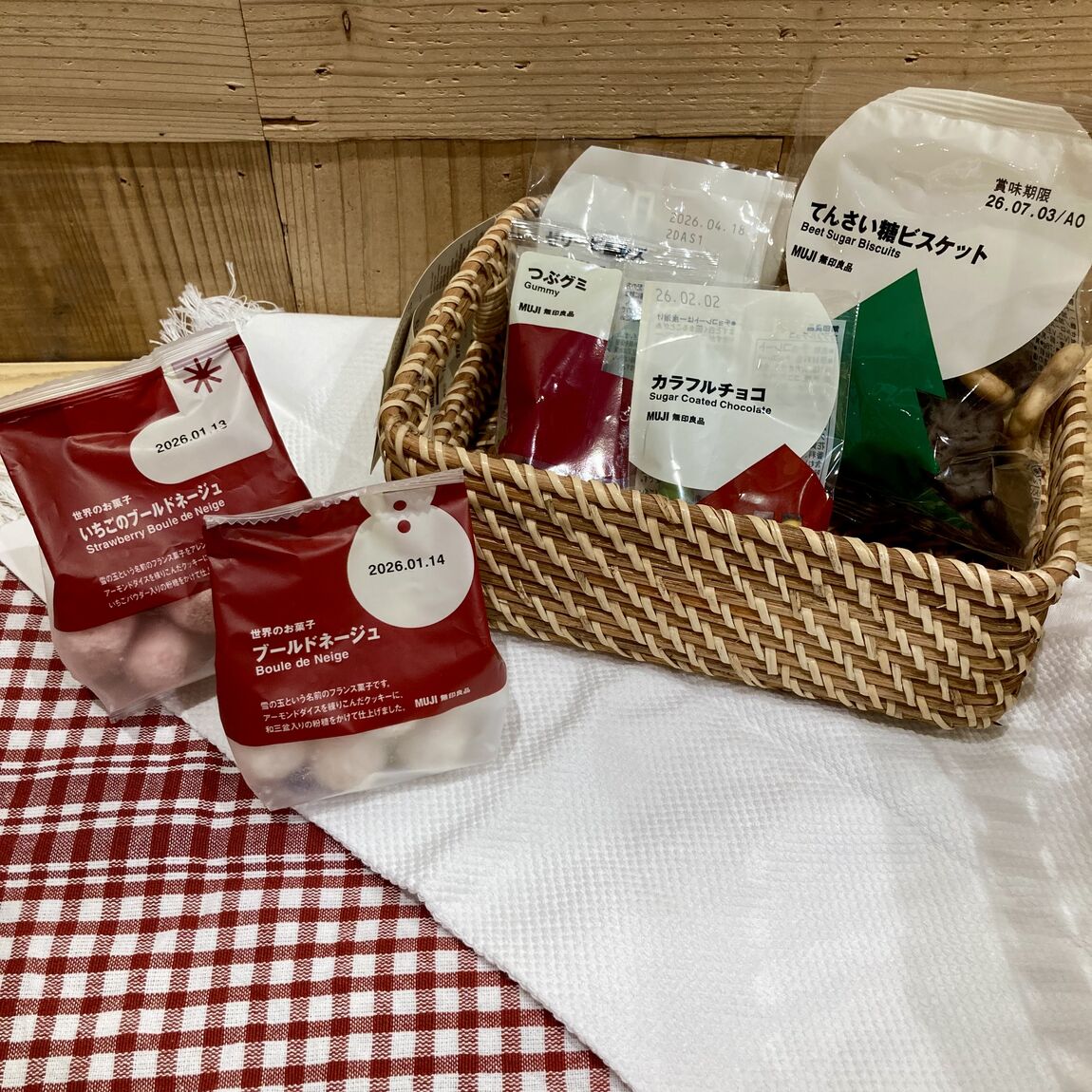 てんさい糖ビスケット、カラフルチョコ、つぶグミ、ゼリービーンズ、世界のお菓子ブルードネージュ、いちごのブルードネージュの写真。