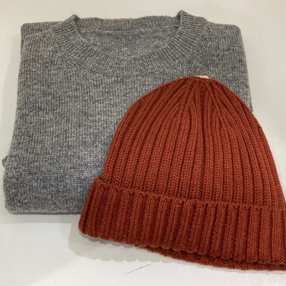セーターとニット帽