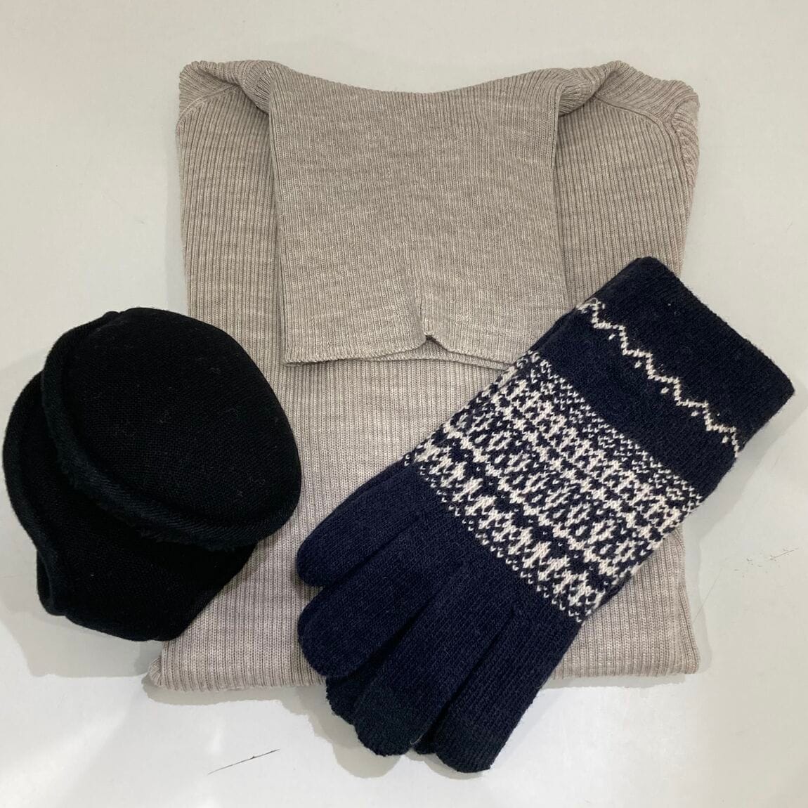 セーターと手袋とイヤーマフ