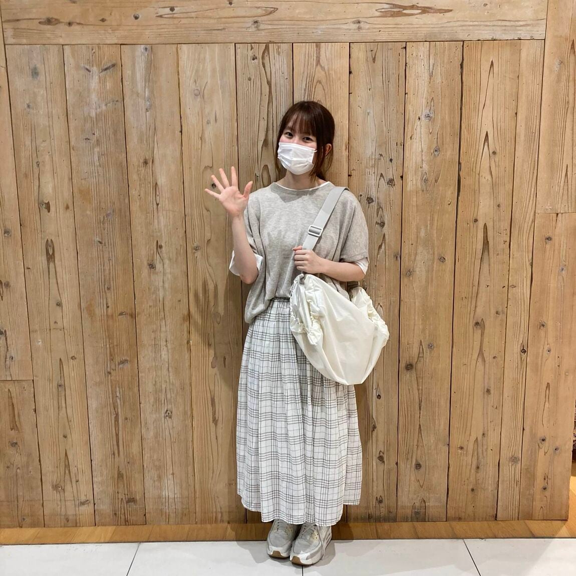 女性がワイドセーターを着用し笑っている所