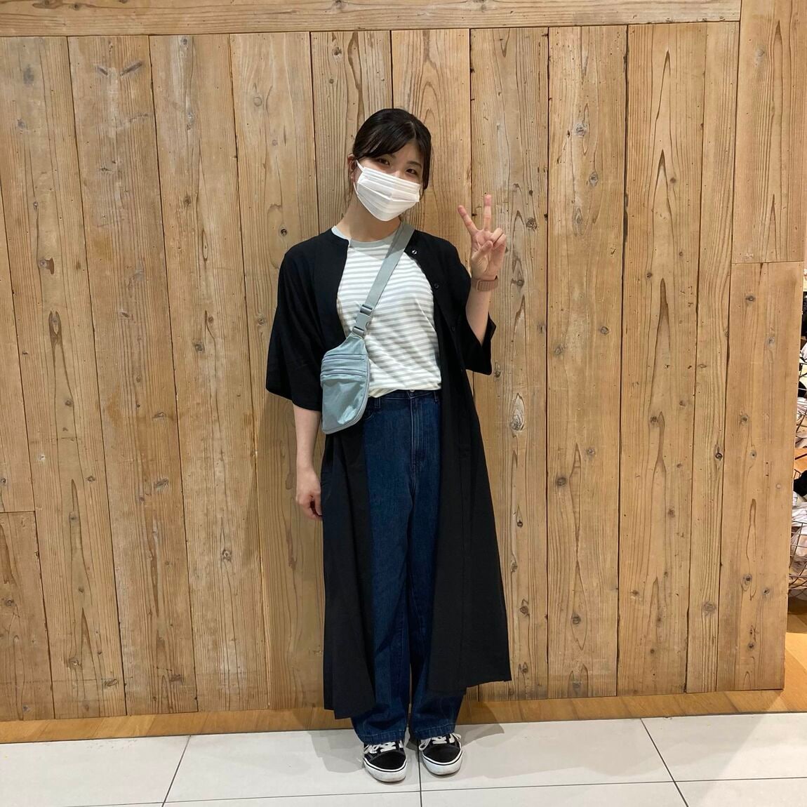 ワンピースをきた女性が笑っている所