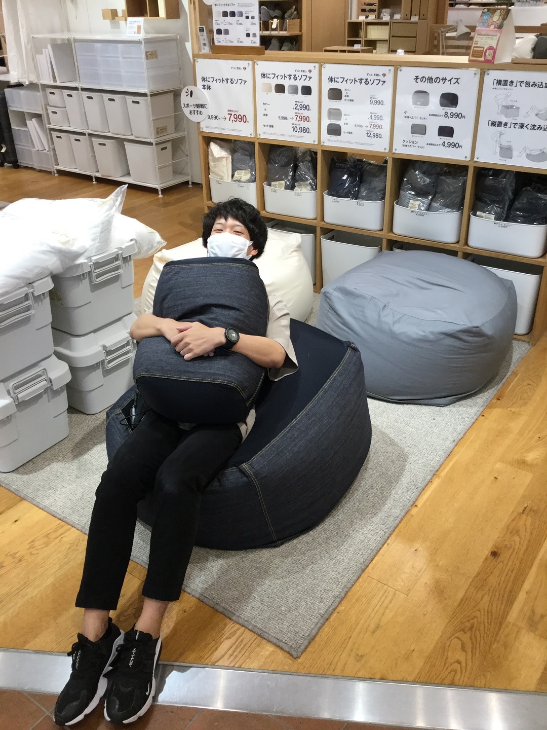 体にフィットするソファ
