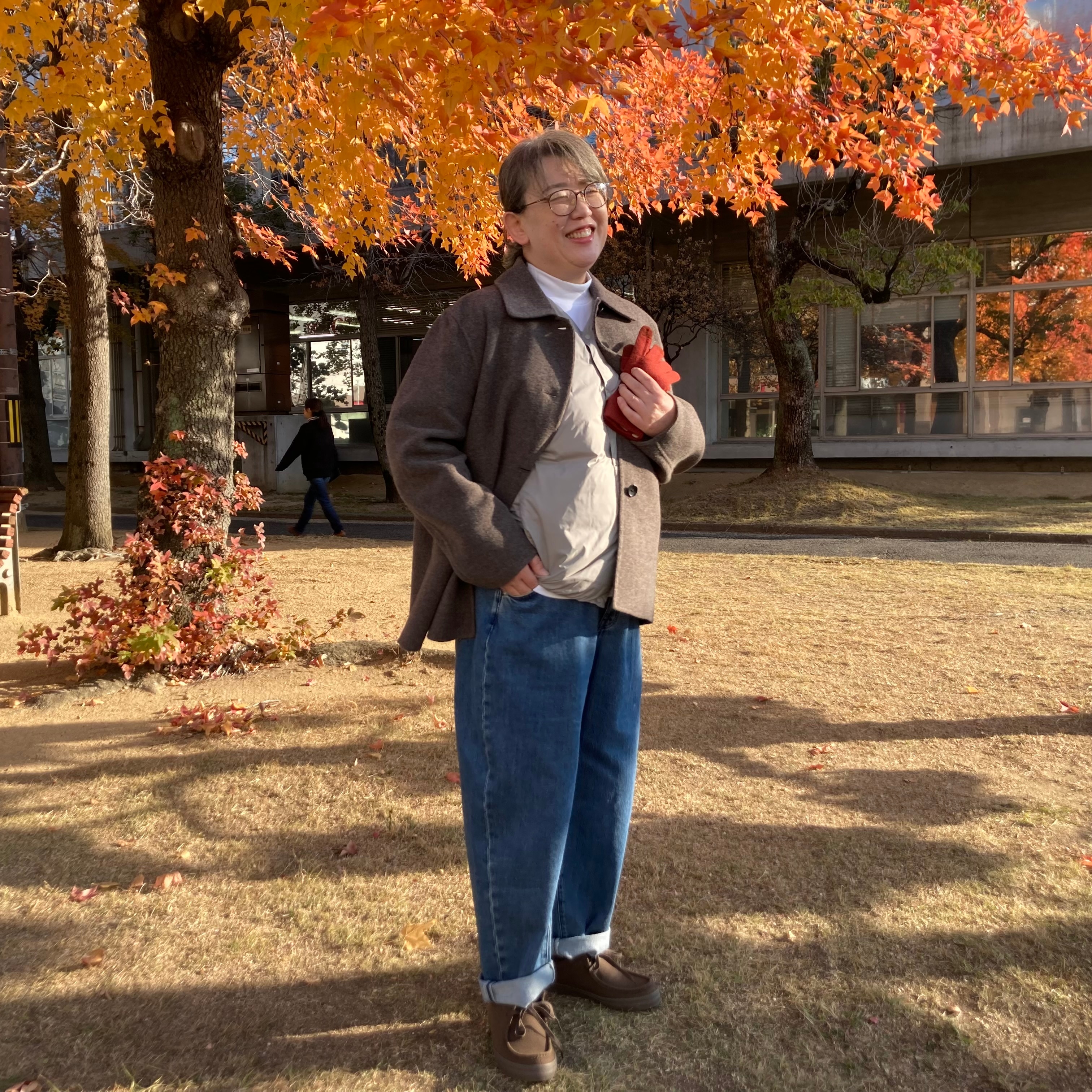 ウール混ダブルフェイスショートコートを着たスタッフ