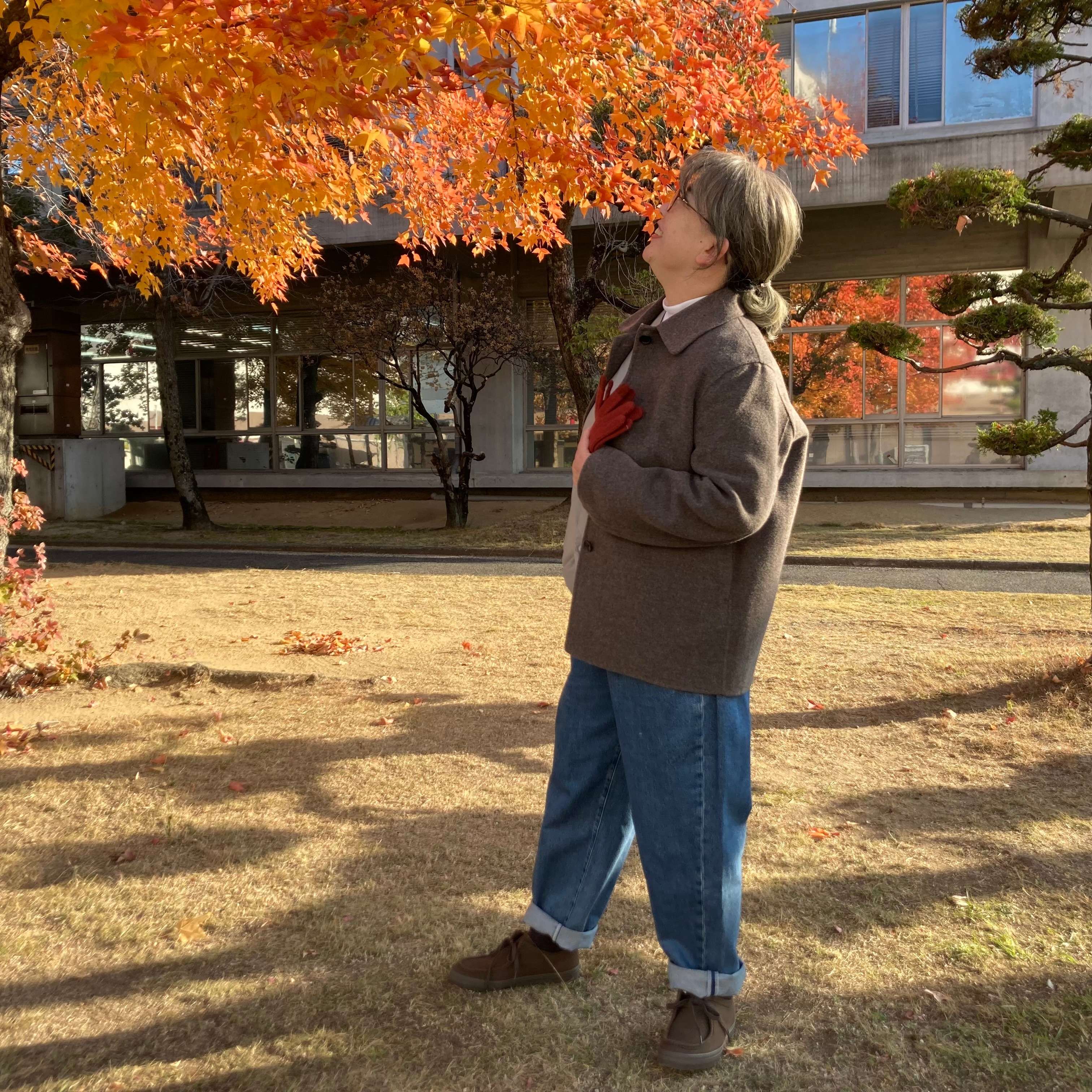 ウール混ダブルフェイスショートコートを着たスタッフ