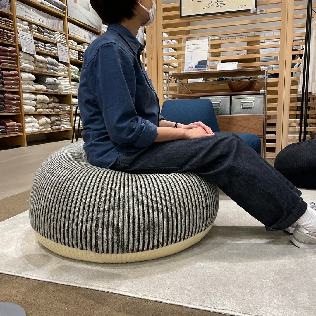 プーフに座っている写真
