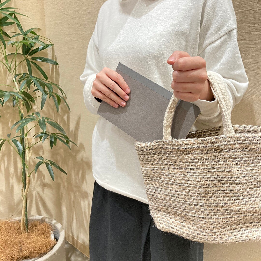 スケジュール帳をバッグに入れる写真